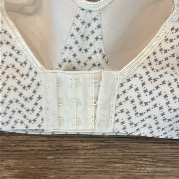 Hanes Women's XL Cream and Gray Smooth Comfort Convertible Wire Free Bra NWT - Picture 7 of 9